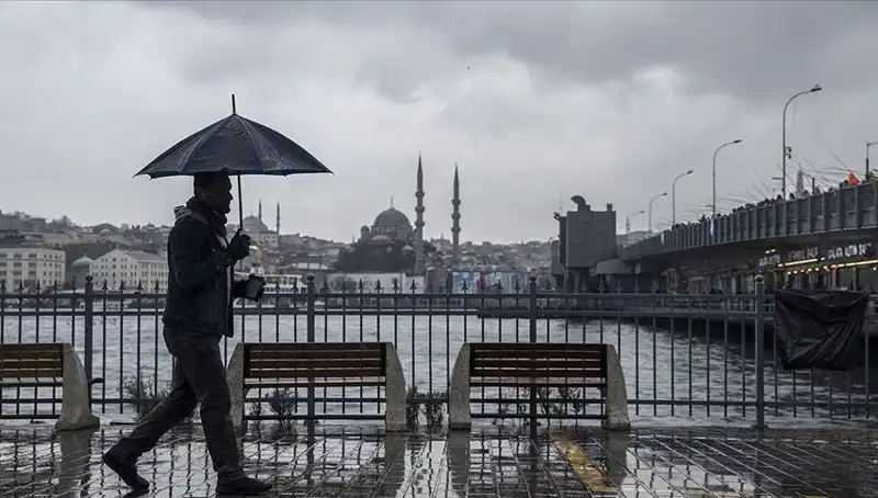 İstanbul'a Kış Uğruyor: Bugün Yağmur, Yarın Kar Bekleniyor