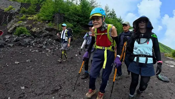 102 Yaşındaki Japon Dağcı, Fuji Dağı’nda Tarihi Bir Rekora İmza Attı