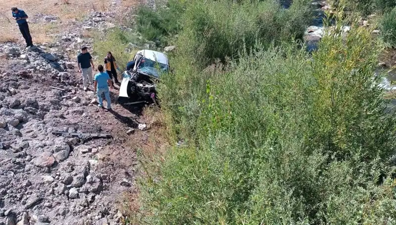 Sivas'ta Otomobil Dere Yatağına Uçtu: Feci Kaza İki Can Aldı!