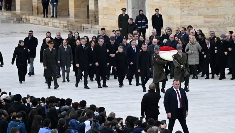CHP Genel Başkanı Özel, Anıtkabir'de Yeni İsimlerle Tarihi Bir Ziyaret Gerçekleştirdi
