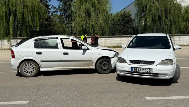 İki Otomobil Çarpıştı! 2 Yaralı, Kaza Anı Kameralara Yansıdı