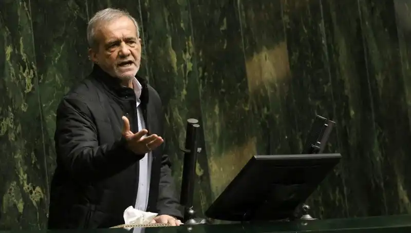 İran Cumhurbaşkanı Yardımcısı'nın Lüks Gezi Skandalı: Ekonomik Kriz İçinde Görevden Alındı!