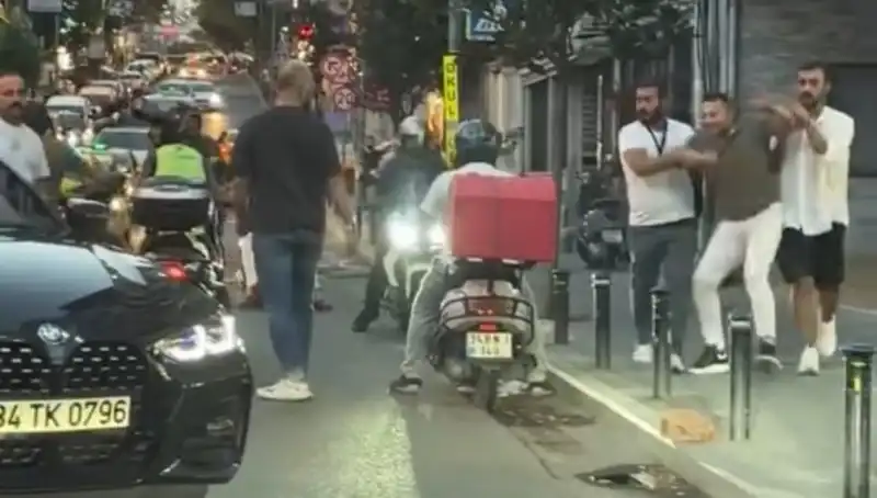 Nişantaşı'nda Kadınla Yol Verme Kavgası Sopalı Kavgaya Dönüştü