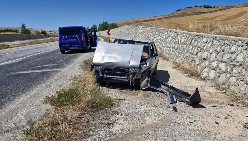 Kontrolden Çıkan Araç Duvara Çarptı, 2 Kişi Yaralandı