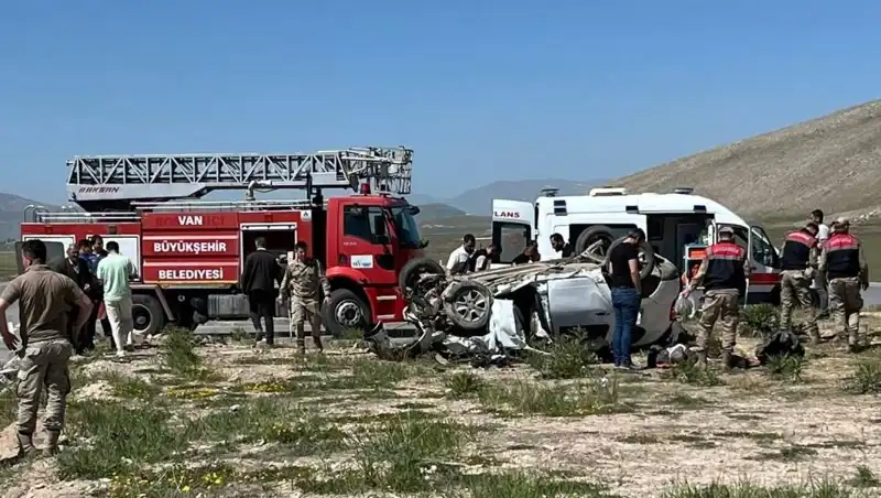 Van'da Feci Kaza: 4 Can Gitti, 2 Kişi Yaralı!