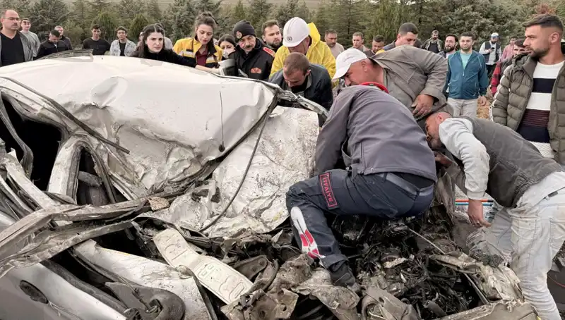 TIR ile Çarpışan Otomobil Kağıt Gibi Ezildi: Kaza Anının Detayları