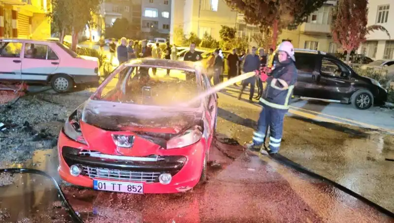 Psikolojik Sorunlar Nedeniyle Annesinin Arabasını Yakan Genç Kız Olay Yerinini Sarstı