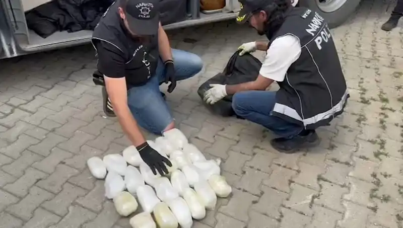 Yolcunun Valizinde Bulunan 13 Kilo Metamfetamin Şok Etti