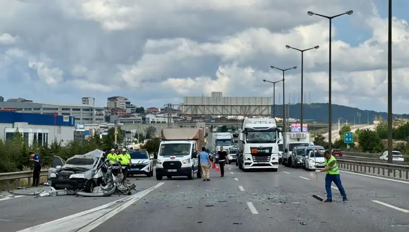 Otoyolda Traffik Kazası: Üç Kişi Araçta Sıkıştı, Tam Bir Kaos Yaşandı