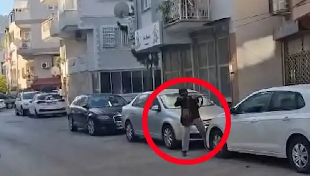 İzmir'de Gerilim Dolu Anlar: Saldırganla Çatışma Sokakları Sardı
