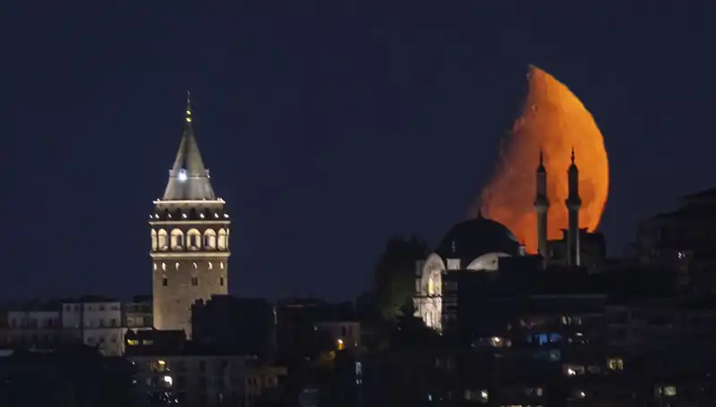 İstanbul’un Gözde Manzarası: Yarımay Gece Gökyüzünü Aydınlattı