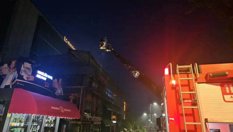 Beşiktaş'ta 3 Katlı Restoranda Yangın Panik Yarattı
