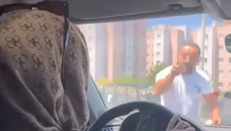 Trafikte Korkunç Anlar: Camı Yumruklayan Sürücü Dehşet Saçtı!
