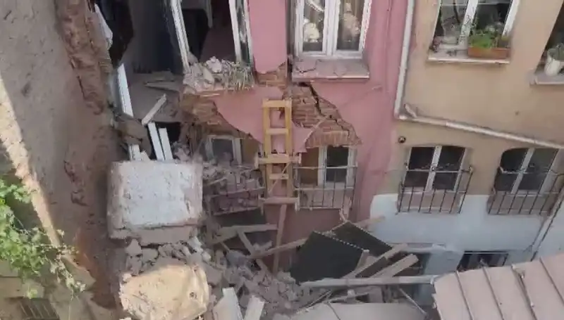 İstanbul'da Üç Katlı Binanın Balkonu Çöktü, Yangın Çıktı!