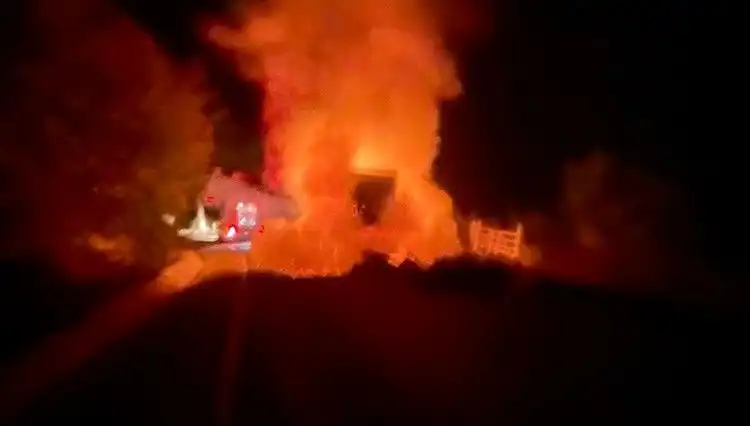 Seyir Halindeki Kamyonet Korkutucu Bir Yangınla Alev Alev Yandı!