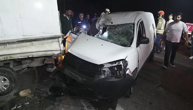İstanbul'da Dehşet Verici Kaza: İki Araç Çarpıştı, Üç Kişi Yaralandı
