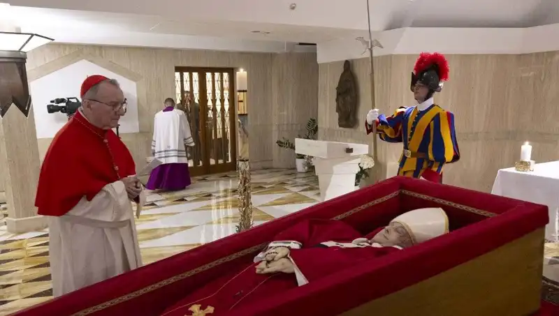 Papa'nın Tabutundaki Fotoğraflar Neden Dünyayı Sarstı?