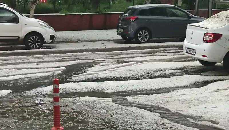 Ardahan'da Dolu Yağışı Şehri Beyaza Bürüdü: Doğa Harikaları ve Zararlar
