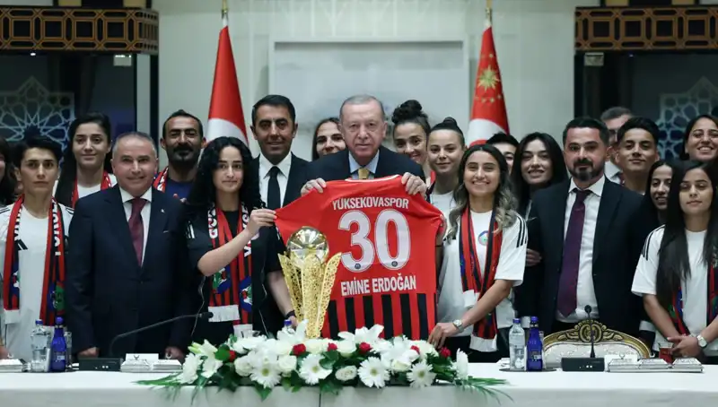 Yüksekovaspor Kadın Futbol Takımı Cumhurbaşkanı Erdoğan'la Buluştu