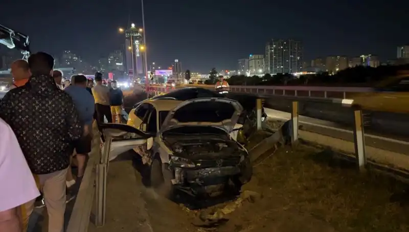 Otomobiller Yol Ayrımında Korkunç Kaza Yaptı: İki Araç Derin Boşluğa Düşüştü