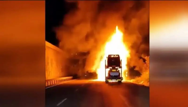 Otomobil Yüklü Tırda Çıkan Yangın: 8 Araç Küle Döndü