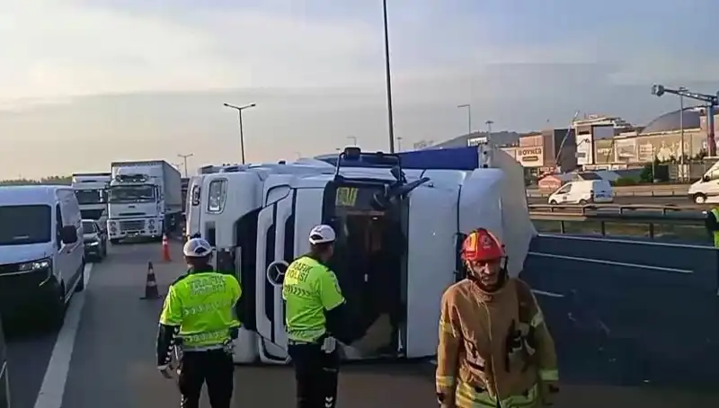Pendik TEM Otoyolu'nda TIR Devrildi: İstanbul Yönünde Kilitlenme Yaşandı