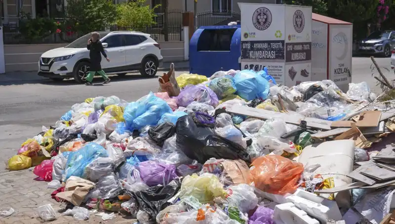 İzmir’de Çöp Yığınları Büyüyor: Kentin Temizliği Tehdit Altında mı?