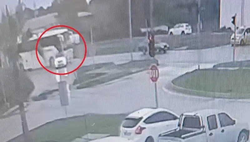 Kırmızı Işıkta Duran Araç, Yolcu Otobüsünün Hedefi Oldu