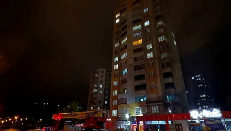 Yıldırım Düşmesi Apartmanın Çatısını Yok Etti: Komşular Şokta!