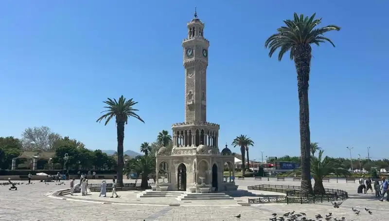 İzmir'de Sıcaklık Rekorları Kırılıyor: Boşalan Meydanlar ve Artan Sıcaklıklar