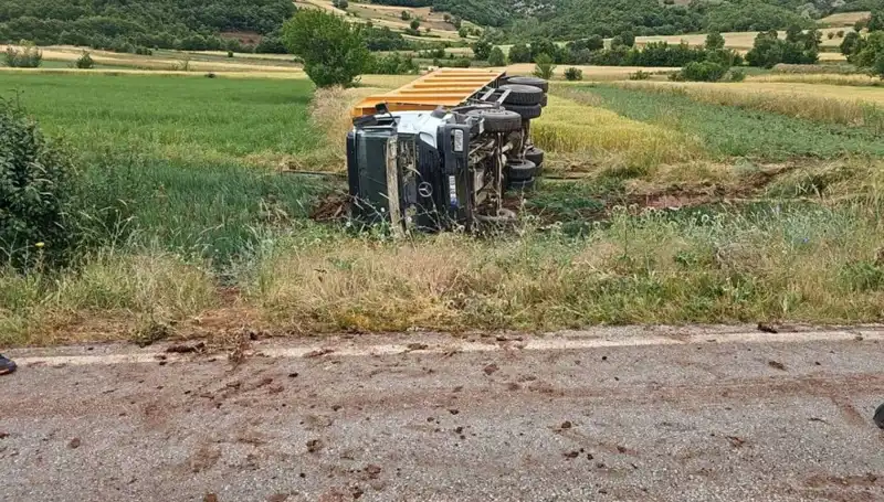Tokat'ta Kamyon Devrildi: Bir Hayat Kaybedildi, İki Kişi Yaralı