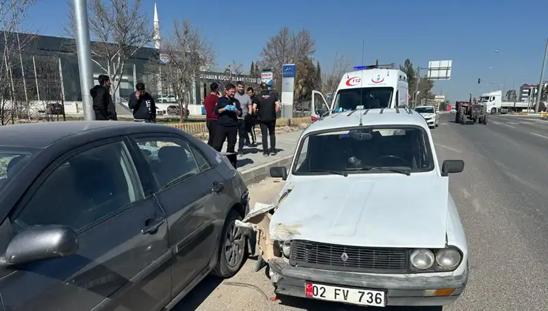 Park Halindeki Araca Çarpan Otomobilde Kanlar İçinde Bir Yaralı