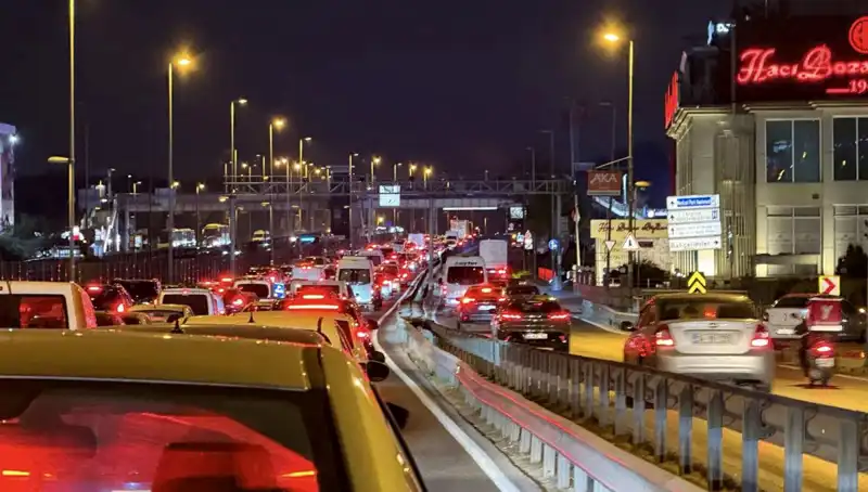 Yenibosna Metrobüs Yaya Üst Geçidi İçin Çalışmalar Başladı