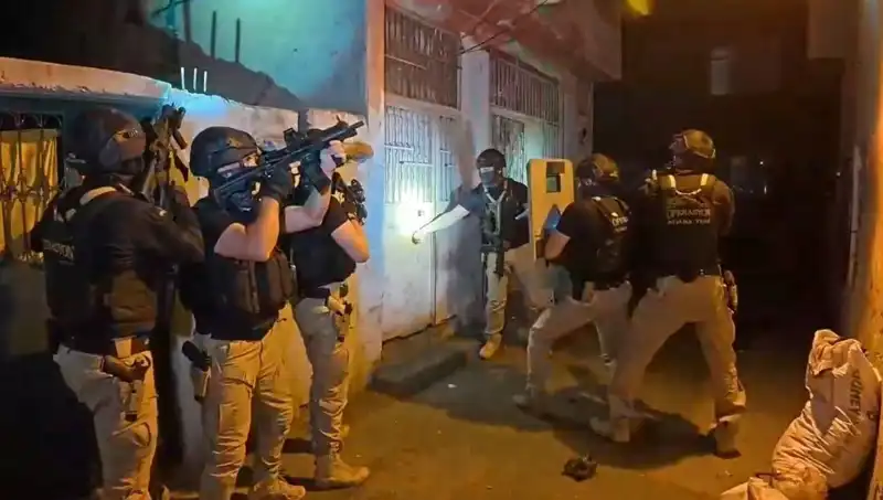 İstanbul'da DAEŞ'e Yönelik Dev Operasyonda 18 Kişi Gözaltına Alındı