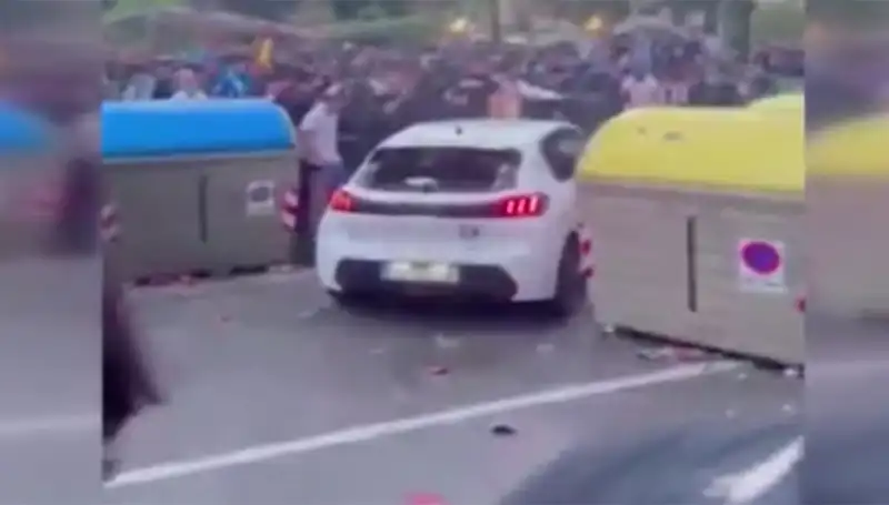 Taraftarların Arasına Daldı, 13 Kişi Yaralandı: Olay Yerinde Panik!
