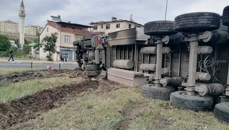 Erzurum’da Freni Boşalan TIR, Feci Kazaya Neden Oldu: İşte O Anlar
