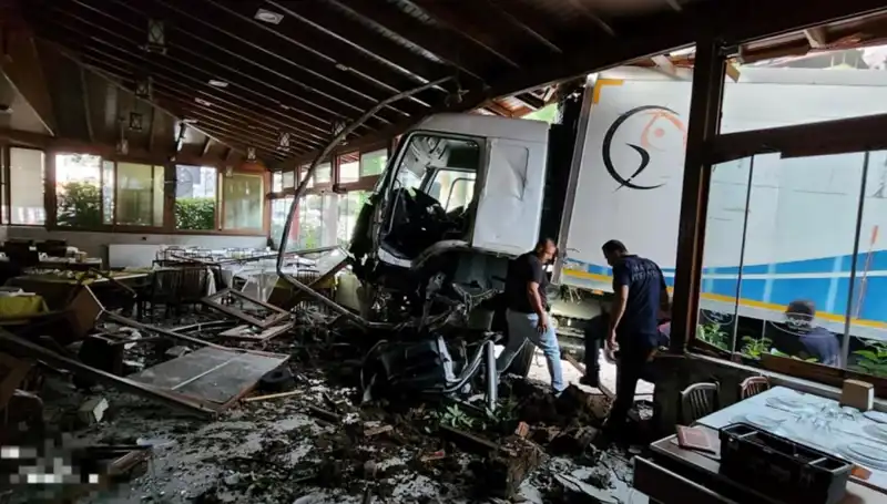 Freni Boşalan Kamyon, Restoranın İçine Girdi: O Anlar Kamerada!