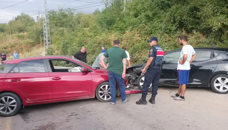 Karamürsel'de Gün İçinde İki Otomobil Çarpıştı, 4 Kişi Yaralandı!