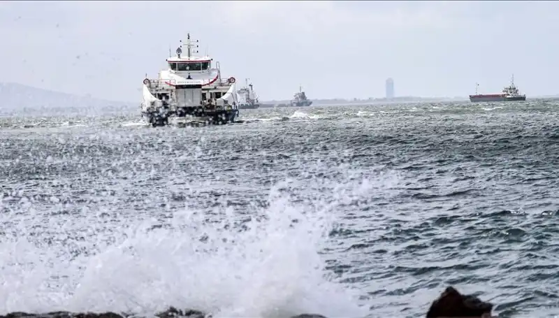 İzmir’de Fırtına Nedeniyle Vapur Seferlerinde Kritik Kesinti