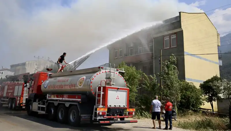 Çatı Katında Çıkan Yangın, Bölgeyi Saran Korku Dolu Anlar Yaşattı