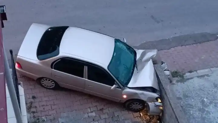 Kontrolü Kaybeden Araç Kaza Yaptı: Duvara Çarptı!