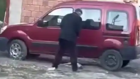 Sokak Ortasında Bir Köpeğe Acımasız Şiddet: Olayı Görüntüledi, Toplum Ayağa Kalktı