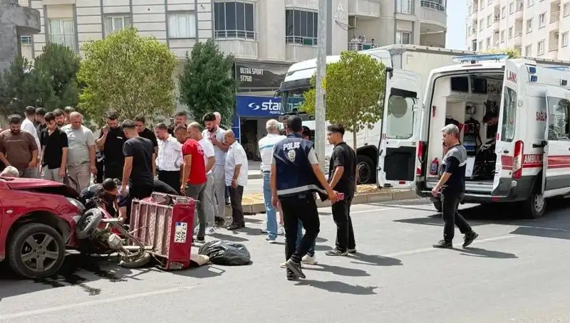 Mardin'de Şok Trafik Kazası: İki Kişi Yaralandı, Olay Anı Kamerada