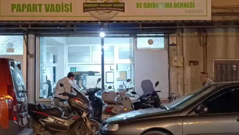 Lokalde Bıçaklı Kavga: Bir Kişi Ağır Yaralandı, Güvenlik Kameraları İnceleniyor