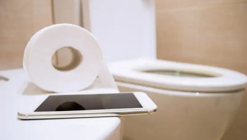 Tuvalette Akıllı Telefon Kullanımı: Hemoroid Riskine Dikkat!