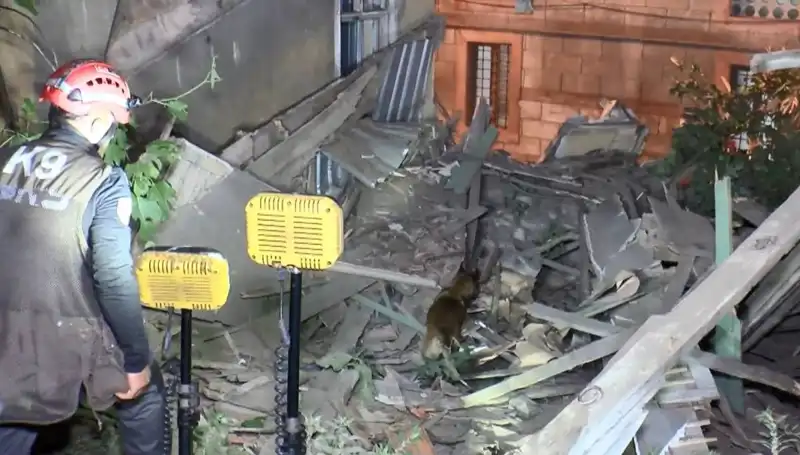 İstanbul'daki Deprem Felaketi: Hasar Alan Bina Yasaklamaya Rağmen Çöktü