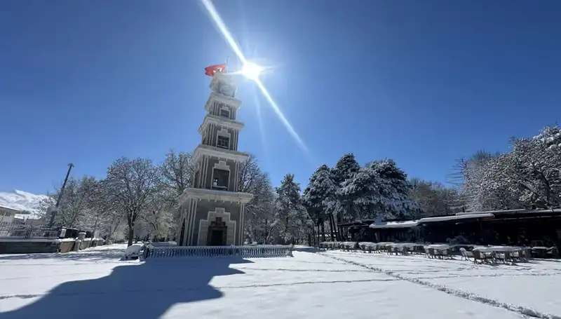 Erzincan'da Nisan Ayında Beklenmeyen Kar Yağışı: Doğa Şaşırtıyor