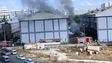 Başakşehir'de Sanayi Sitesinde Dev Yangın: Ekipler Seferber Oldu