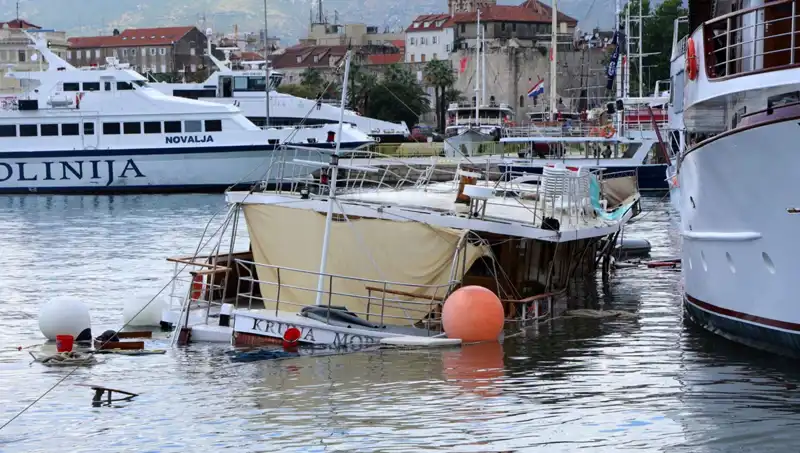 Hırvatistan'da Fırtına ve Şiddetli Yağış: Feribotun Çarptığı Gemi Battı
