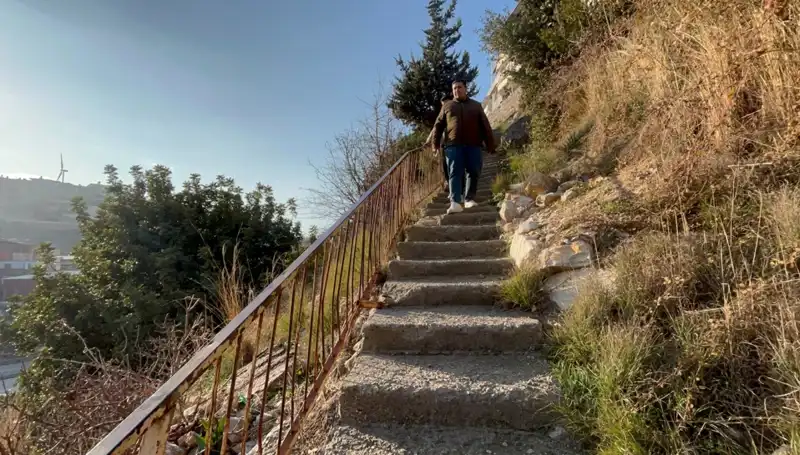 Uçurum Kenarındaki Bu Evler, 107 Basamaklı Merdivenle Erişiliyor!